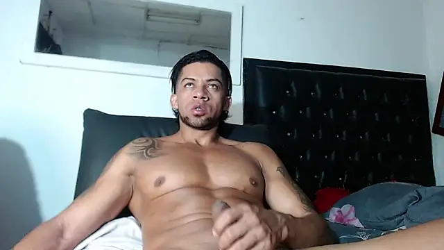 Snapshot of angelo_cox chatting on 10.07.25 angelo cox online show from 10.07.25