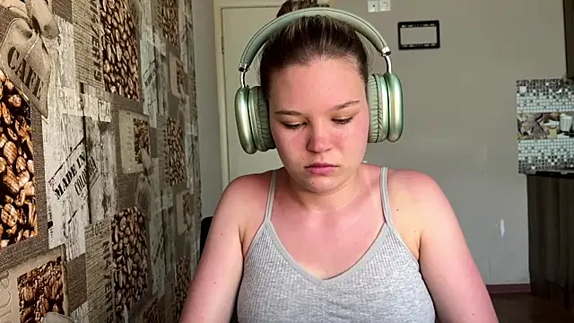Snapshot of HellyRay chatting on 06.16.26 HellyRay online show from 06.16.26