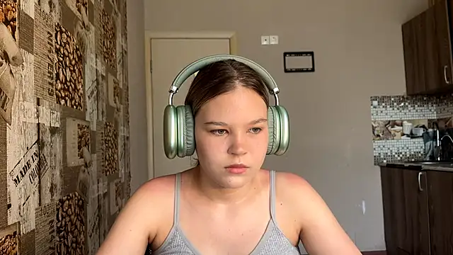 Snapshot of HellyRay chatting on 06.18.26 HellyRay online show from 06.18.26