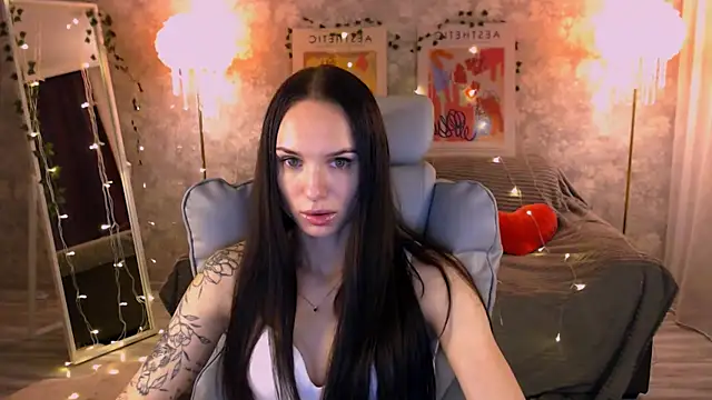 Snapshot of NicoleMerz chatting on 06.17.26 NicoleMerz online show from 06.17.26