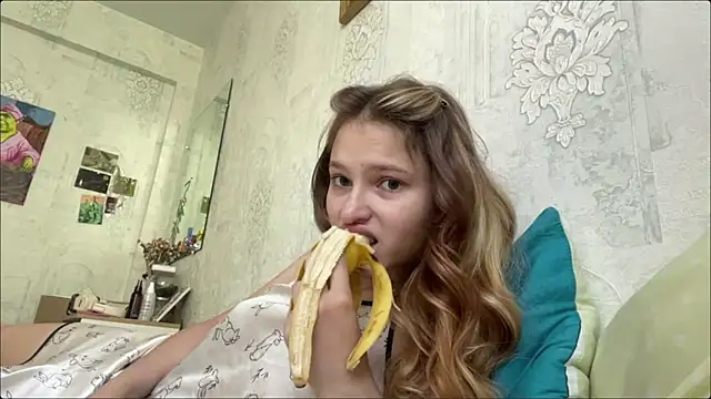 Snapshot of HeIen_cute chatting on 06.30.26 HeIen cute online show from 06.30.26
