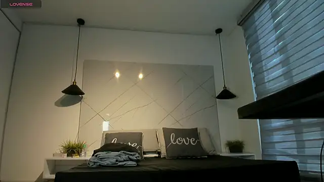 Snapshot of SARAH_COLLENS_ chatting on 06.17.26 SARAH COLLENS online show from 06.17.26