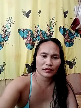 Snapshot of Queenslay chatting on 06.21.26 Queenslay online show from 06.21.26