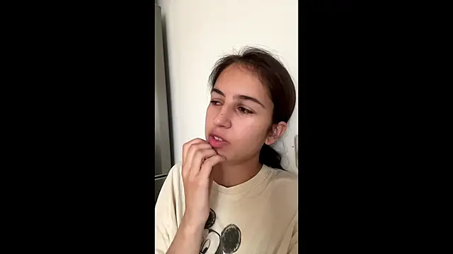 Snapshot of SindyKay chatting on 06.16.26 SindyKay online show from 06.16.26