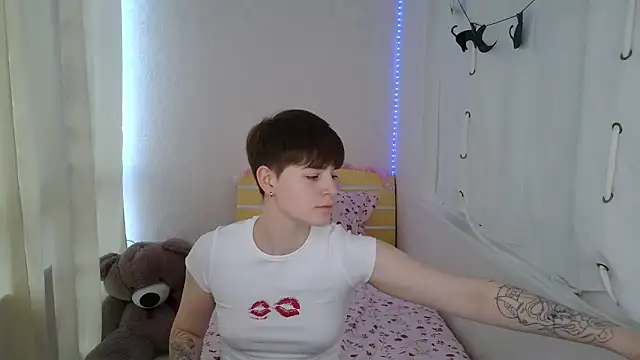 Snapshot of EmyHills chatting on 06.12.26 EmyHills online show from 06.12.26
