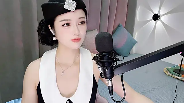 Snapshot of Momo-Wow chatting on 06.18.26 Momo-Wow online show from 06.18.26