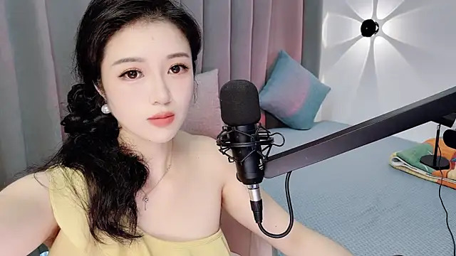 Snapshot of Momo-Wow chatting on 06.20.26 Momo-Wow online show from 06.20.26