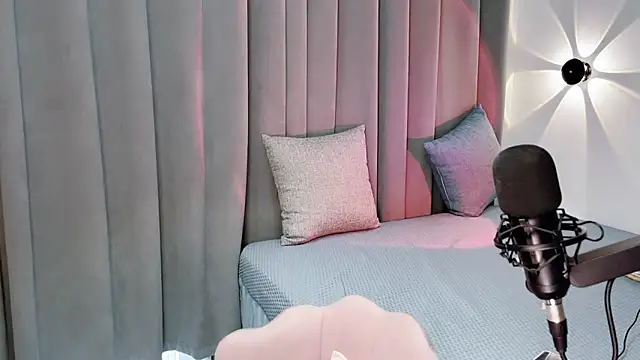 Snapshot of Momo-Wow chatting on 06.28.26 Momo-Wow online show from 06.28.26