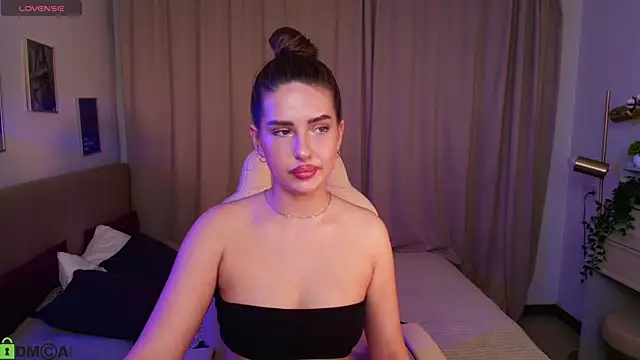 Snapshot of Bella__Kallen chatting on 07.30.26 Bella Kallen online show from 07.30.26