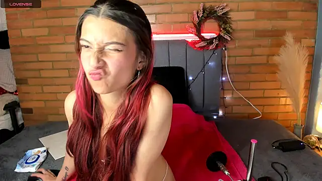 Snapshot of Emma_belley chatting on 06.19.26 Emma belley online show from 06.19.26