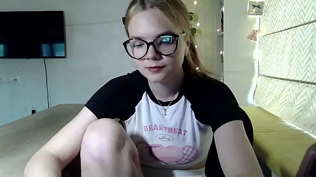 Snapshot of AvrilGillig chatting on 06.21.26 AvrilGillig online show from 06.21.26