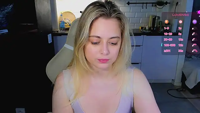 Snapshot of blonde_kellyy chatting on 06.17.26 blonde kellyy online show from 06.17.26