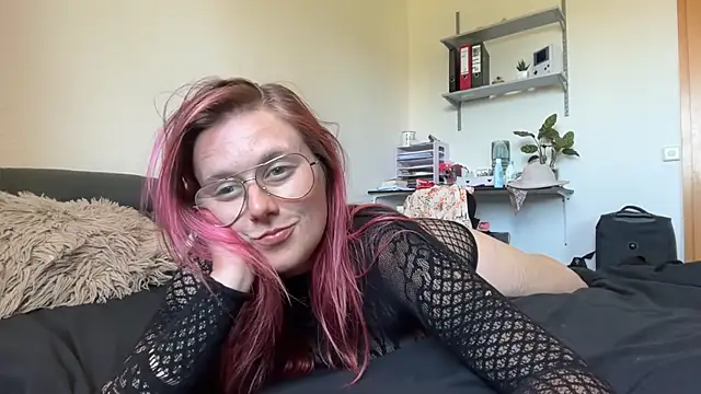 Snapshot of LeaLoveXXX chatting on 06.25.26 LeaLoveXXX online show from 06.25.26