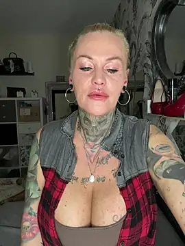 Snapshot of InkedMissLaBaehm chatting on 07.28.26 InkedMissLaBaehm online show from 07.28.26