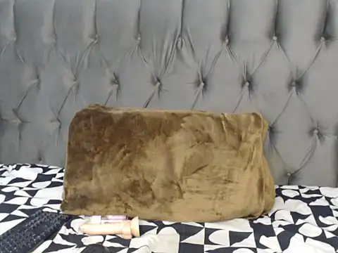 Snapshot of Loyal_Alisha chatting on 06.25.26 Loyal Alisha online show from 06.25.26