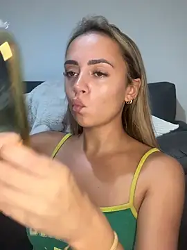 Snapshot of Harrietbronzex chatting on 08.01.26 Harrietbronzex online show from 08.01.26