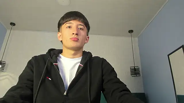 Snapshot of alejo_leon chatting on 06.19.26 alejo leon online show from 06.19.26