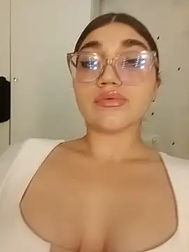 Snapshot of Violettvans3233 chatting on 06.19.26 Violettvans3233 online show from 06.19.26