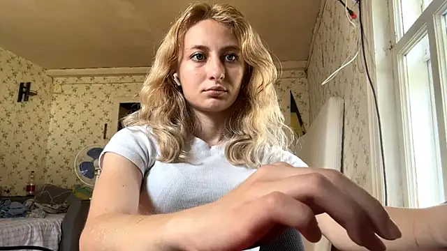Snapshot of LisaBam chatting on 06.18.26 LisaBam online show from 06.18.26