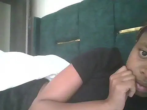 Snapshot of shinypussie chatting on 06.25.26 shinypussie online show from 06.25.26