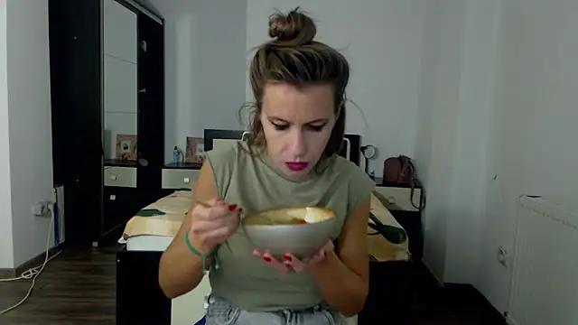 Snapshot of DedeSibel chatting on 01.24.25 DedeSibel online show from 01.24.25