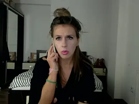 Snapshot of DedeSibel chatting on 01.28.25 DedeSibel online show from 01.28.25