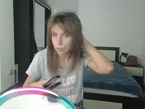 Snapshot of DedeSibel chatting on 02.24.25 DedeSibel online show from 02.24.25