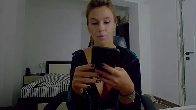 Snapshot of DedeSibel chatting on 11.29.25 DedeSibel online show from 11.29.25