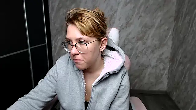 Reginasmilee online show from 03.13.25