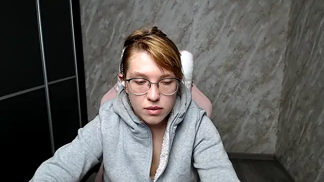 Reginasmilee online show from 03.13.25