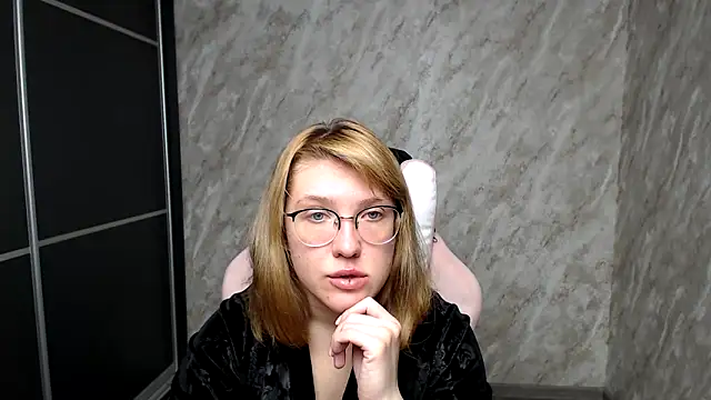 Reginasmilee online show from 03.16.25