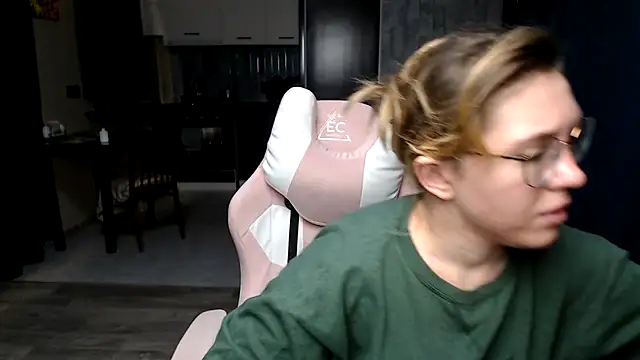 Reginasmilee online show from 09.28.25