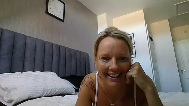 Snapshot of SexpotPolly chatting on 07.11.26 SexpotPolly online show from 07.11.26