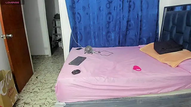 Snapshot of LupeAdams chatting on 02.11.25 LupeAdams online show from 02.11.25