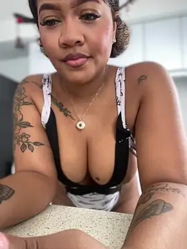 Snapshot of riri_brunnete chatting on 01.10.25 riri brunnete online show from 01.10.25