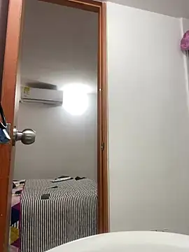 Snapshot of riri_brunnete chatting on 02.24.25 riri brunnete online show from 02.24.25