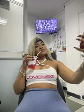 Snapshot of riri_brunnete chatting on 04.02.26 riri brunnete online show from 04.02.26