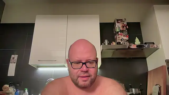 Snapshot of theitalianbear chatting on 09.12.25 theitalianbear online show from 09.12.25