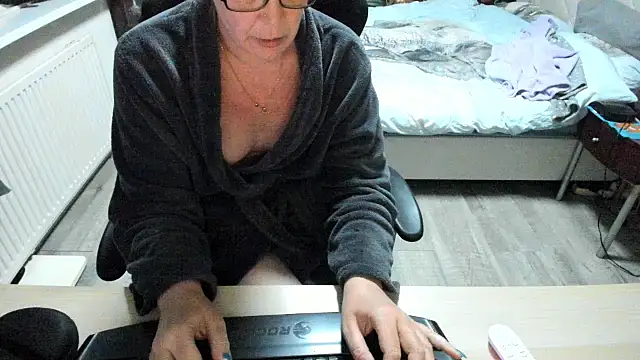 minoesje37 online show from 03.19.25