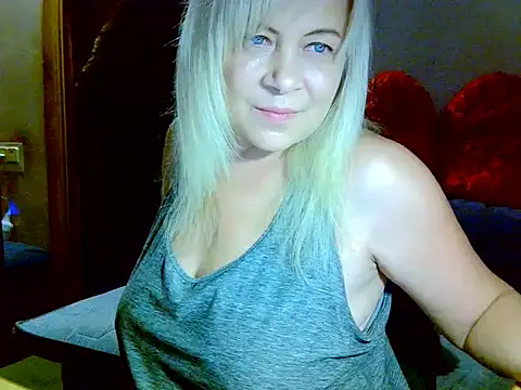 Snapshot of AgoniA7 chatting on 11.25.25 AgoniA7 online show from 11.25.25