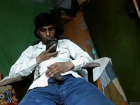 Snapshot of desiboy1101 chatting on 10.28.25 desiboy1101 online show from 10.28.25