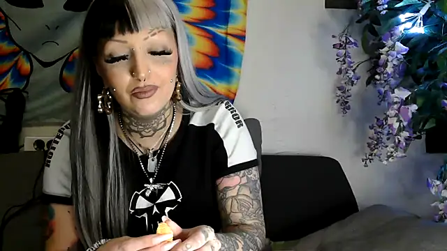 Snapshot of RoxxyInk chatting on 01.13.25 RoxxyInk online show from 01.13.25