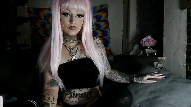 Snapshot of RoxxyInk chatting on 01.22.25 RoxxyInk online show from 01.22.25