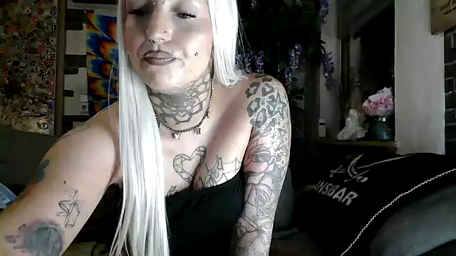 Snapshot of RoxxyInk chatting on 09.09.25 RoxxyInk online show from 09.09.25