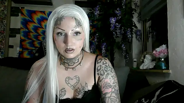 Snapshot of RoxxyInk chatting on 09.15.25 RoxxyInk online show from 09.15.25