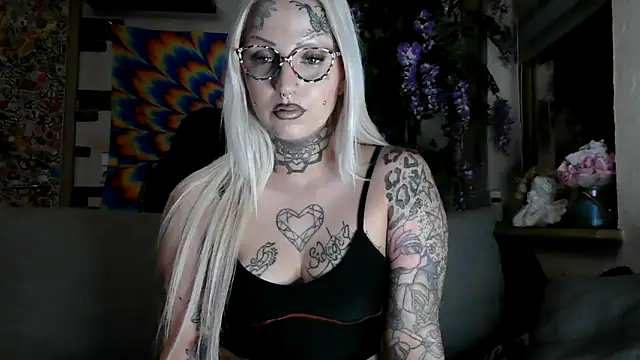 Snapshot of RoxxyInk chatting on 10.23.25 RoxxyInk online show from 10.23.25