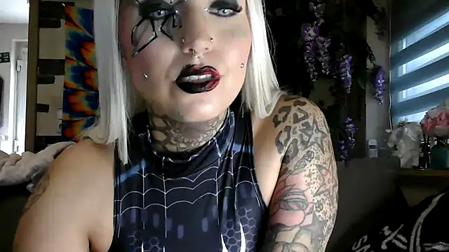 Snapshot of RoxxyInk chatting on 10.31.25 RoxxyInk online show from 10.31.25