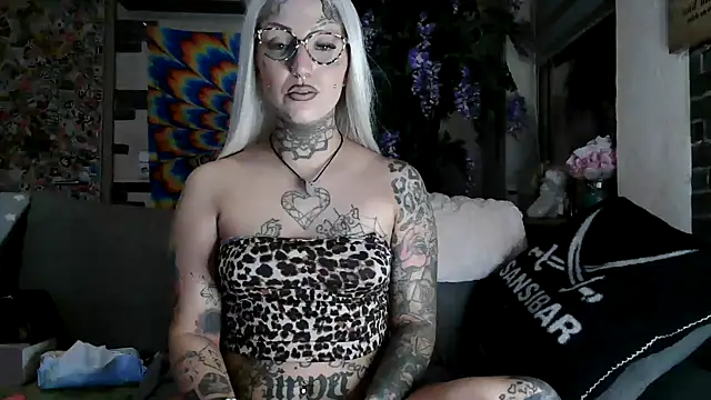 Snapshot of RoxxyInk chatting on 11.13.25 RoxxyInk online show from 11.13.25