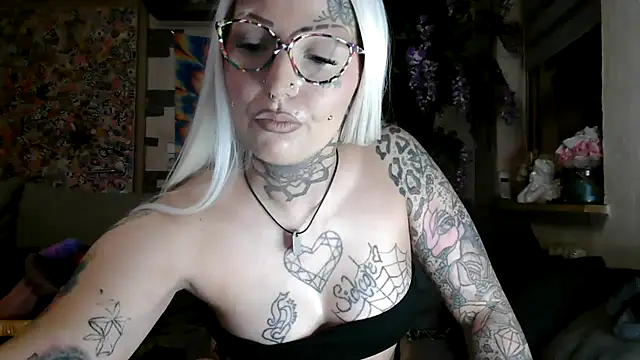 Snapshot of RoxxyInk chatting on 11.27.25 RoxxyInk online show from 11.27.25