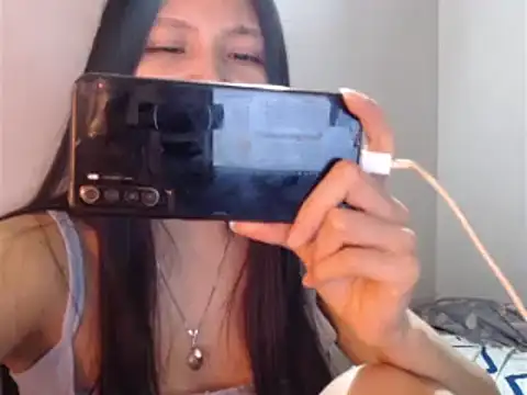 Snapshot of evolet01 chatting on 12.08.24 evolet01 online show from 12.08.24